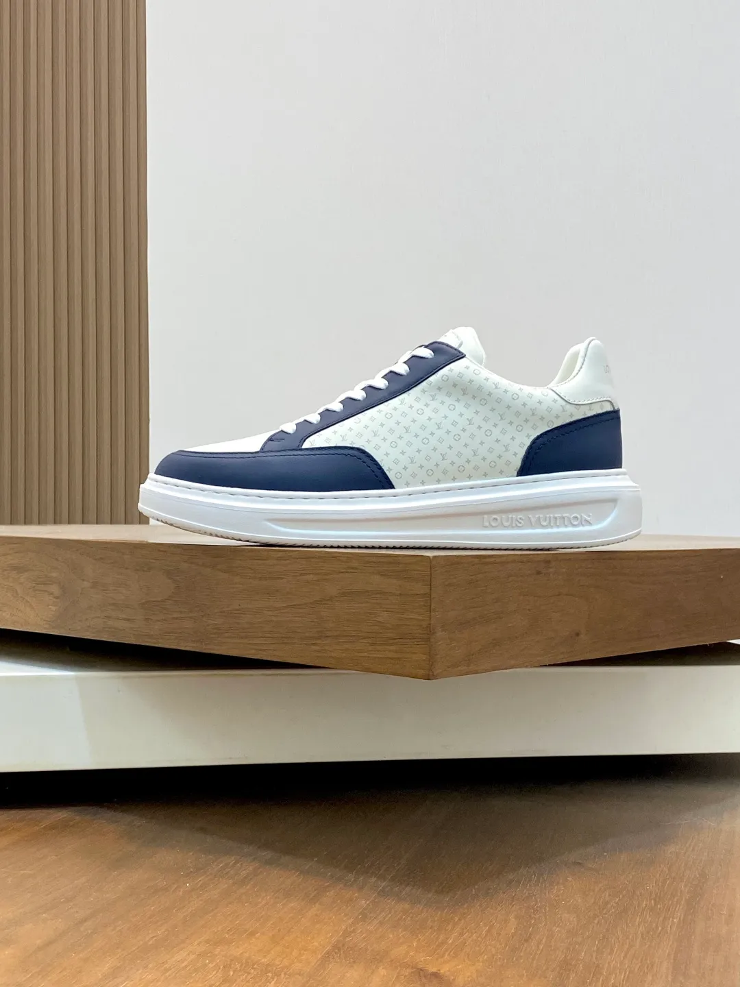 Factory price: 400💰LV🆕 New men's high-end casual sports shoes, using imported first-layer cowhide silk-screened brand lougou, original ultra-light men's shoes 💰u outsole, wear-resistant and comfortable, Monogram lougou embellished rubber outsole, breathable mesh lining, versatile classic style! Size: 38-44 (.45, 46 customized)